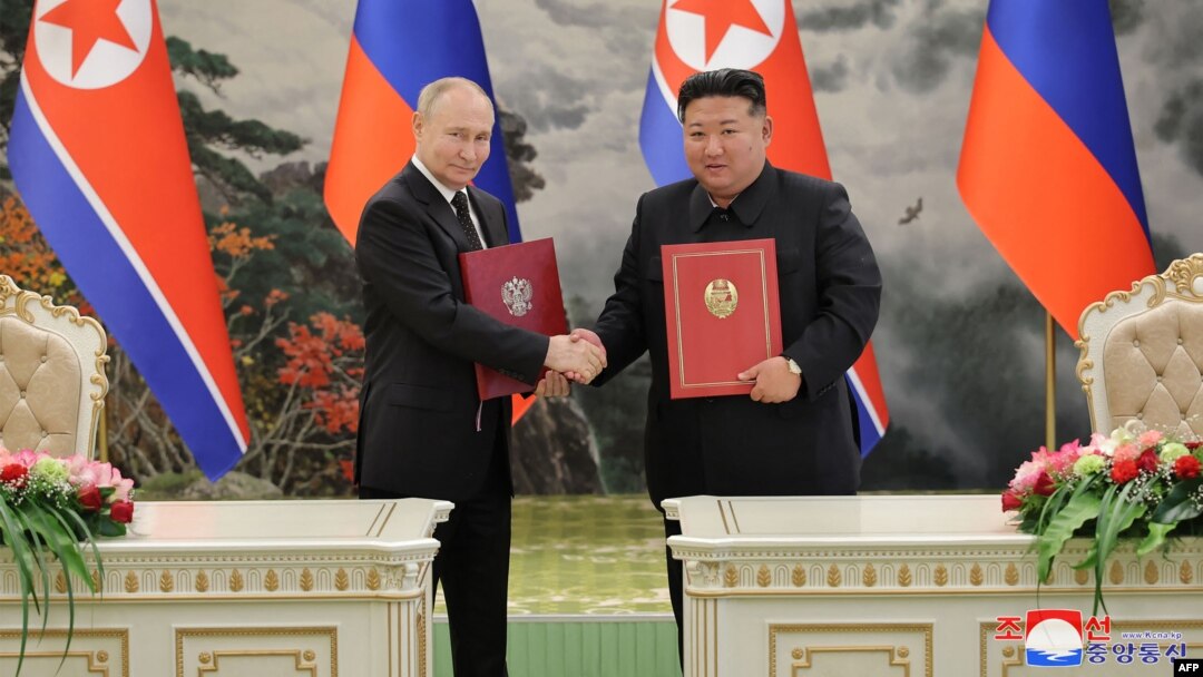 Ảnh chụp ngày 19/6/2024 của Thông tấn xã Trung ương Triều Tiên (KCNA) cho thấy lãnh đạo Triều Tiên Kim Jong Un (phải) và Tổng thống Nga Vladimir Putin (trái) bắt tay nhau tại lễ ký kết sau cuộc hội đàm song phương ở Bình Nhưỡng, Triều Tiên.