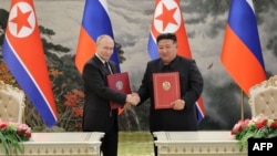 រូបឯកសារ៖ ប្រធានាធិបតី​រុស្ស៊ី​លោក Vladimir Putin និង​មេដឹកនាំ​កូរ៉េខាងជើង​លោក Kim Jong Un ចាប់ដៃគ្នាក្រោយចុះហត្ថលេខាលើកិច្ចព្រមព្រៀង​មួយ នៅទីក្រុងព្យុងយ៉ាង កូរ៉េខាងជើង កាលពីថ្ងៃទី១៩ ខែមិថុនា ឆ្នាំ២០២៤។