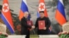 俄罗斯总统普京与朝鲜领导人金正恩在平壤举行的签字仪式上合影。（2024年6月19日）
