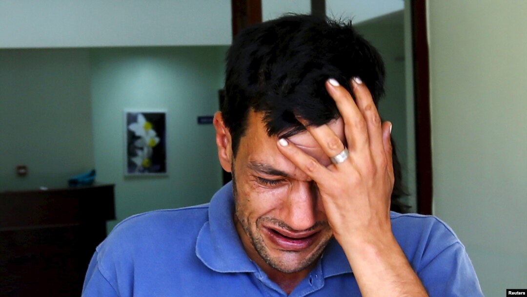Abdullah Kurdi, anak dari Aylan Kurdi yang berusia tiga tahun, menangis saat meninggalkan kamar mayat di Mugla, Turki (3/9). (Reuters/Murad Sezer)