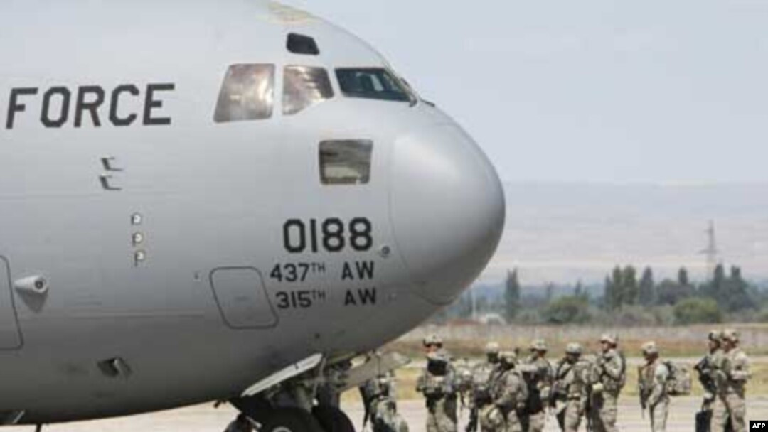 "Manas" tranzit bazasi Afg'onistondagi harbiy harakatlar uchun muhim ob'yekt. Amerika uning uchun Qirg'izistonga yiliga 60 million dollar to'laydi. Iqtisodiy inqirozda yashayotgan Qirg'iziston uchun "Manas" yirik daromad manbai.