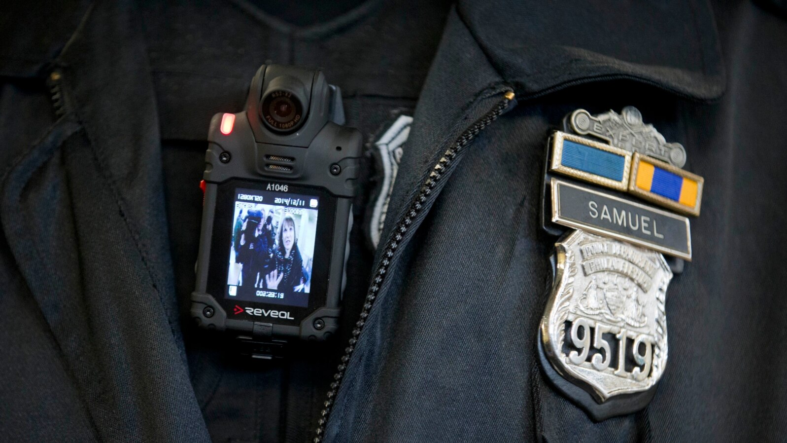 Policajac pokazuje kameru na telu, kao deo pilot projekta u Filadelfiji, 11. decembar, 2014. (Foto: AP/Matt Rourke)