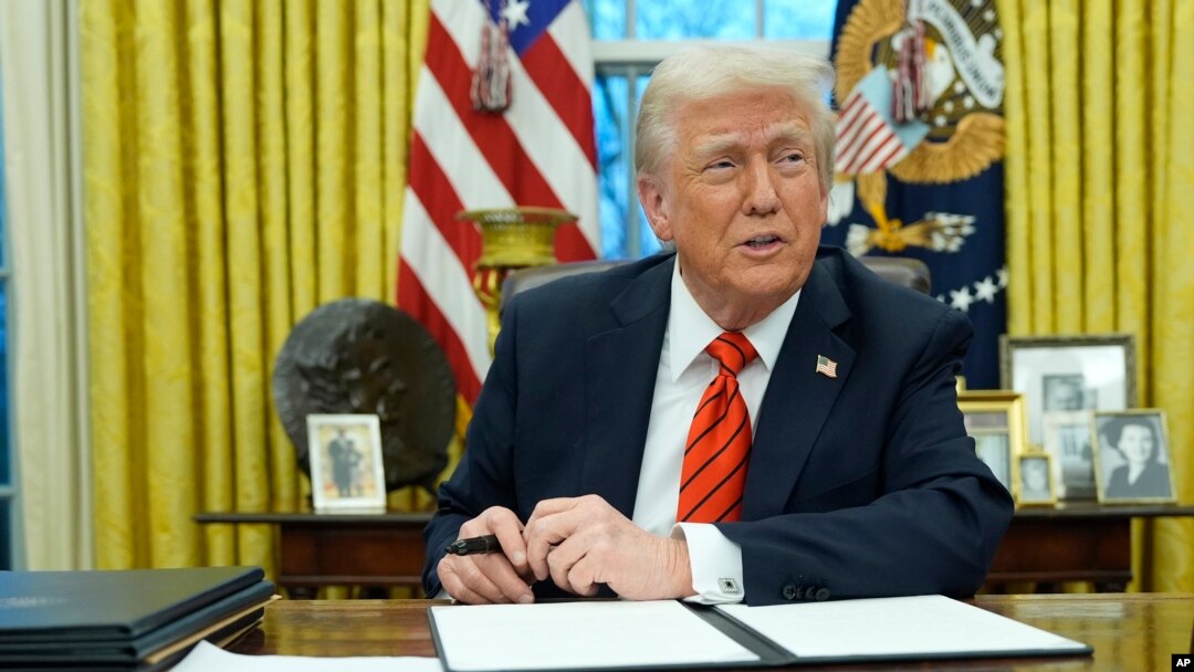 Predsjednik Donald Trump razgovara s novinarima dok potpisuje izvršne naredbe u Ovalnoj kancelariji u Bijeloj kući, 10. februara 2025.