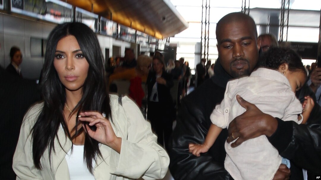 Kim Kardashian dan suaminya Kanye West bersama putri mereka North di Los Angeles, California (Foto: dok). 