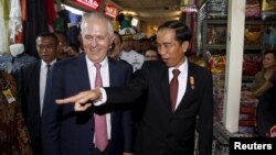 Presiden Joko Widodo (kanan) menjelaskan kepada tamunya, PM Australia Malcolm Turnbull saat mengunjungi Pasar Tanah Abang, Kamis (12/11).