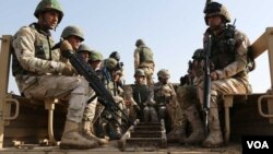 ທະ​ຫານ​ອີ​ຣັກ ກຳ​ນັ່ງ​ຢູ່​ໃນ​ລົດ ລະ​ຫວ່າງ​ການ​ເຝິກ​ຊ້ອມ