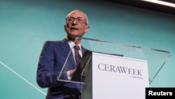 John Podesta, asesor principal de la Casa Blanca para la energía limpia, pronuncia un discurso durante la conferencia de energía CERAWeek en Houston, Texas, EEUU, el 6 de marzo de 2023.