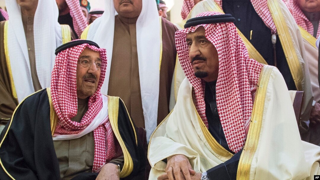 Tân Quốc vương Salman, phải, nói chuyện với Tiểu vương Kuwait Sheikh Sabah Al-Ahmad Al-Jaber Al-Sabah trong tang lễ của Vua Abdullah ở Riyadh, 23/1/2015.