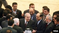 Mantan PM Ayad Allawi (tengah) dan PM Irak, Nouri al-Maliki bertemu dalam sidang parlemen Irak di Baghdad (foto dokumentasi).