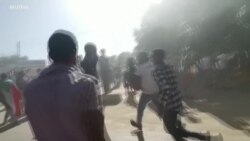 Des centaines de manifestants soudanais défilent dans la banlieue de Khartoum