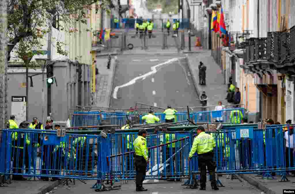 Oficiales de policía montan guardia tras una barricada, cerca del Palacio Presidencial en Quito, Ecuador. Octubre 8, 2019. REUTERS/Carlos Garcia Rawlins.