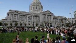 Para pelajar SMA di California berdemonstrasi menentang terpilihnya Donald Trump menjadi presiden AS, di luar Balai Kota San Francisco (10/11). 