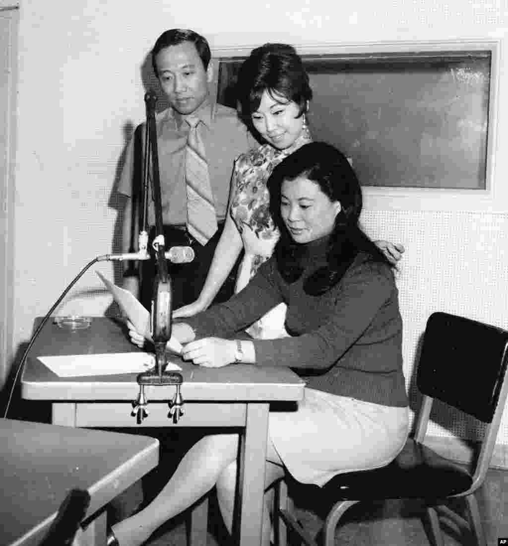 老照片回顾：美国之音中文广播70年