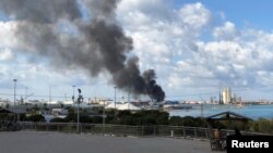 Asap hitam mengepul akibat serangan di pelabuhan Tripoli, Libya, 18 Februari 2020. (Foto: dok).