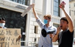 Un ex empleado del consulado británico, Simon Cheng, habla durante una protesta contra el deterioro de las libertades de Hong Kong fuera de la embajada de China, en Londres.