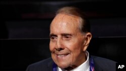 ARCHIVO - El exsendor republicano Bob Dole durante la Convención Nacional Republicana en Cleveland, Ohio, el 18 de julio de 2016.