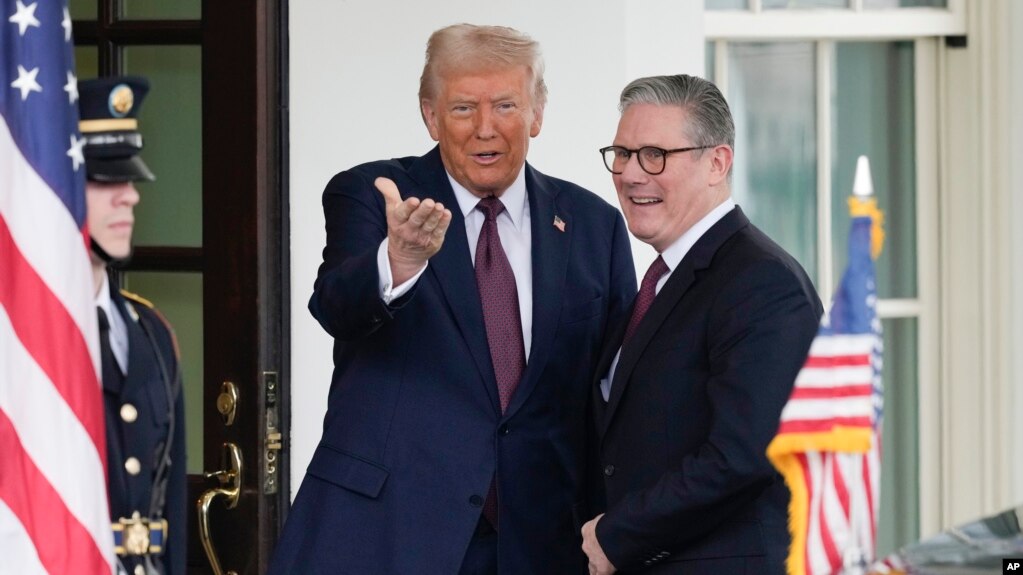 Президент США Дональд Трамп приветствует своего гостя, премьер-министра Великобритании Кира Стармера, в Белом доме. 27 февраля 2025 года. (AP Photo/Ben Curtis)