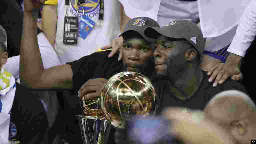 &nbsp;Kevin Durant, et Draymond Green célèbrent leur titre à Oakland, en Californie, le 12 juin 2017.