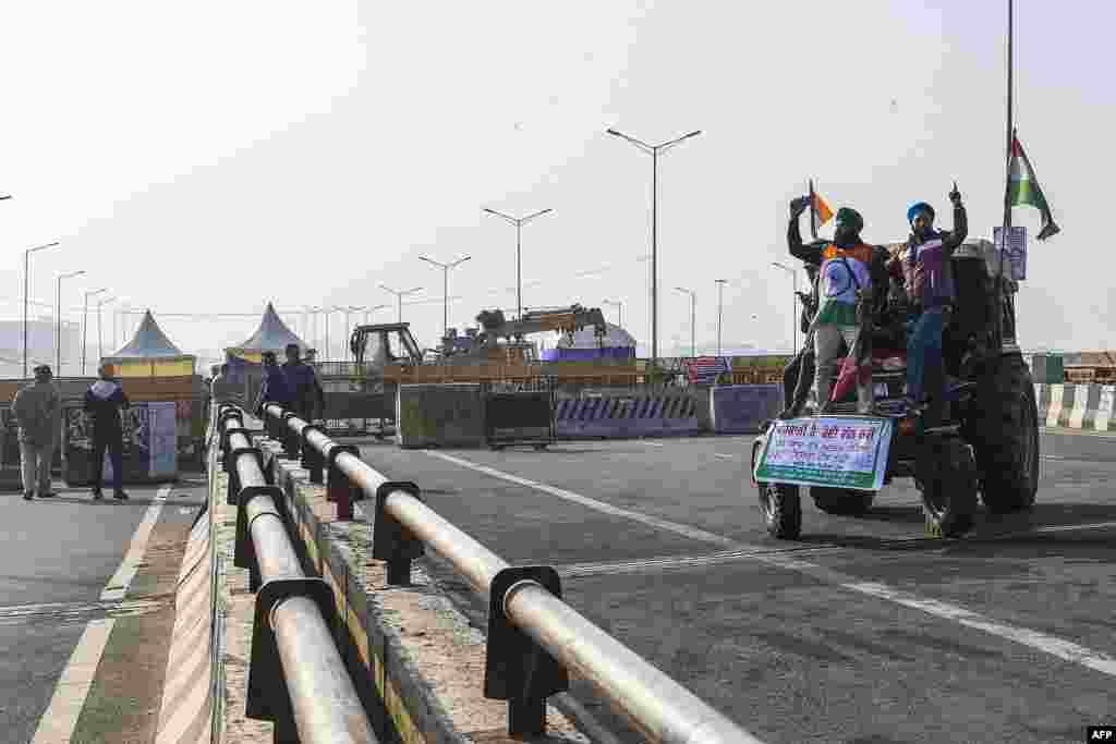 احتجاج کے پیشِ نظر پولیس نے سخت حفاظتی اقدامات کر رکھے ہیں اور نئی دہلی میں داخلے کے راستے رکاوٹیں کھڑی کر کے بند کر دیے گئے ہیں۔