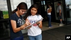 Fabiola Vejar, à droite, inscrit Stephanie Cardenas pour voter devant un supermarché latino à Las Vegas, le 9 juin 2016.