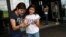 Fabiola Vejar, à droite, inscrit Stephanie Cardenas pour voter devant un supermarché latino à Las Vegas, le 9 juin 2016.