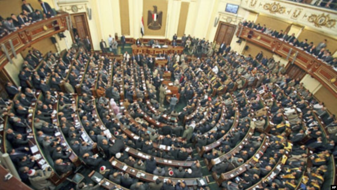 Inqilobdan keyin qayta saylangan Misr parlamenti birinchi sessiyada. Unda sobiq rejim davrida noqonuniy bo'lgan "Musulmon birodarlar" partiyasi ko'pchilik o'ringa ega. 23-yanvar, 2012-yil.