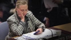 Clinton nuevamente en problemas