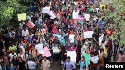 Thousands of students join in a protest over recent traffic accidents that killed a boy and a girl, in Dhaka, Bangladesh, Aug. 5, 2018. (REUTERS/Mohammad Ponir Hossain)