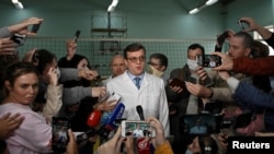 El jefe del equipo médico que atiende a Alexei Navalny en Omsk, Alexander Murakhovsky, durante una conferencia de prensa sobre la condición del opositor ruso el 21 de agosto de 2020.