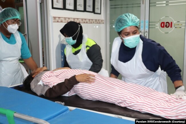 "Sembilan tenaga kesehatan dan satu personil TNI, korban aksi kekerasan kelompok bersenjata di Kiwirok, menjalani perawatan kesehatan di RS Jayapura, sejak Jumat (17/9). (Foto: Courtesy/Pendam XVII/Cenderawasih)