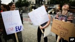 Những người phụ nữ cầm áp phích trong cuộc biểu tình phản đối Anh rời khỏi EU ở Berlin, ngày 2 tháng 7 năm 2016.