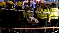 Polisi London melakukan evakuasi pada saat kecelakaan di gedung Apollo Theatre (foto: dok).