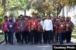 Presiden Jokowi bersama 61 tokoh Papua dan Papua Barat di pelataran Istana Merdeka, Jakaarta, 10 September 2019. (Foto: Setpres RI)