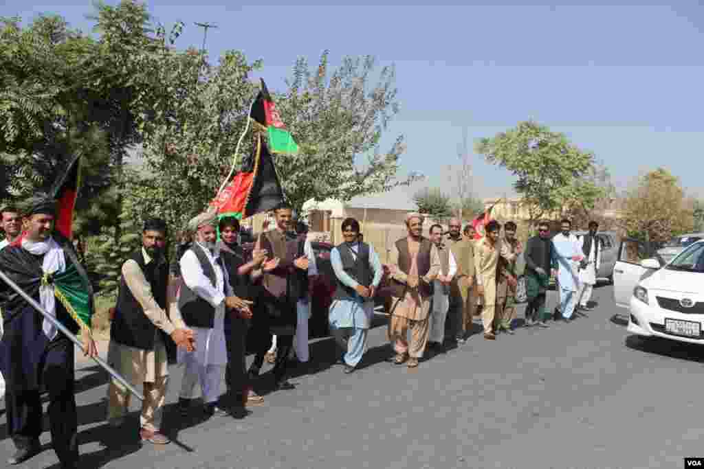 گوشه دیگری از مراسم در کندز که مردم با اتن ملی سالگرد استقلال کشور را جشن می گیرند