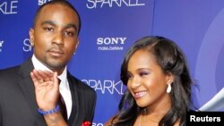 Bobbi Kristina Brown confirmó su matrimonio con Nick Gordon, izquierda, ahora el padre de la joven dice que no se casó.
