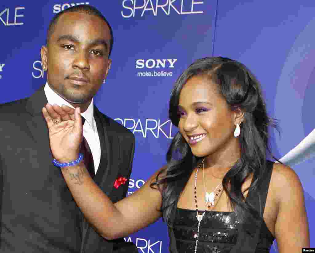 Bobbi Kristina Brown, filha da falecida cantora Whitney Houston, com seu namorado Nick Gordon, na estreia do filme "Sparkle".