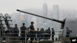 U.S. sailors of the USS Antietam (CG-54) from the George Washington Battle Group stand on the deck before sailing to the Philippines at Hong Kong Victoria Harbor, Nov. 12, 2013.