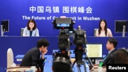 ARSIP – Pemain Go asal China, Ke Jie, bereaksi pada pertandingan kedua melawan program kecerdasan buatan Google, Alpha Go, pada Pertemuan Puncak Go di Wuzhen, provinsi Zhejiang China, 25 Mei 2017 (foto: REUTERS/Stinger)