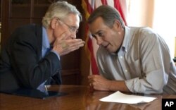 Le leader de la majorité démocrate au Sénat, Harry Reid (à gauche) et le président de la Chambre, le républicain John Boehner