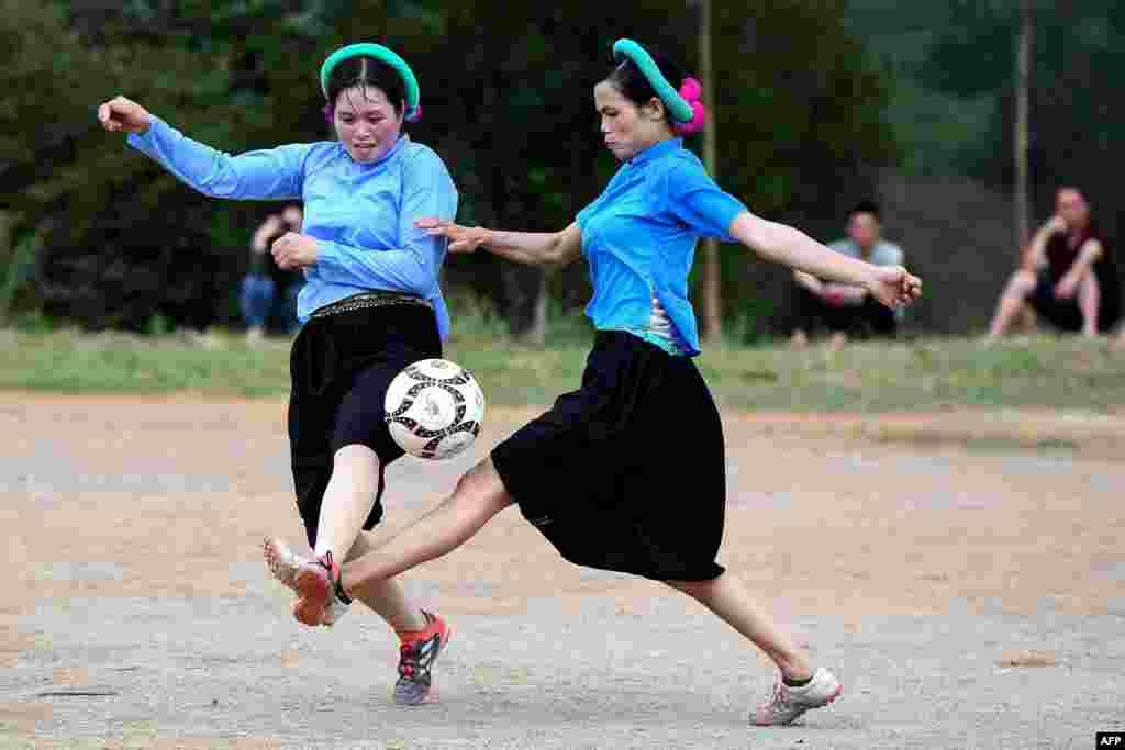 Ethnic San Chi women dressed in traditional costumes play a friendly football match as part of the Soong Co festival celebrations in northern Vietnam&#39;s Quang Ninh province.