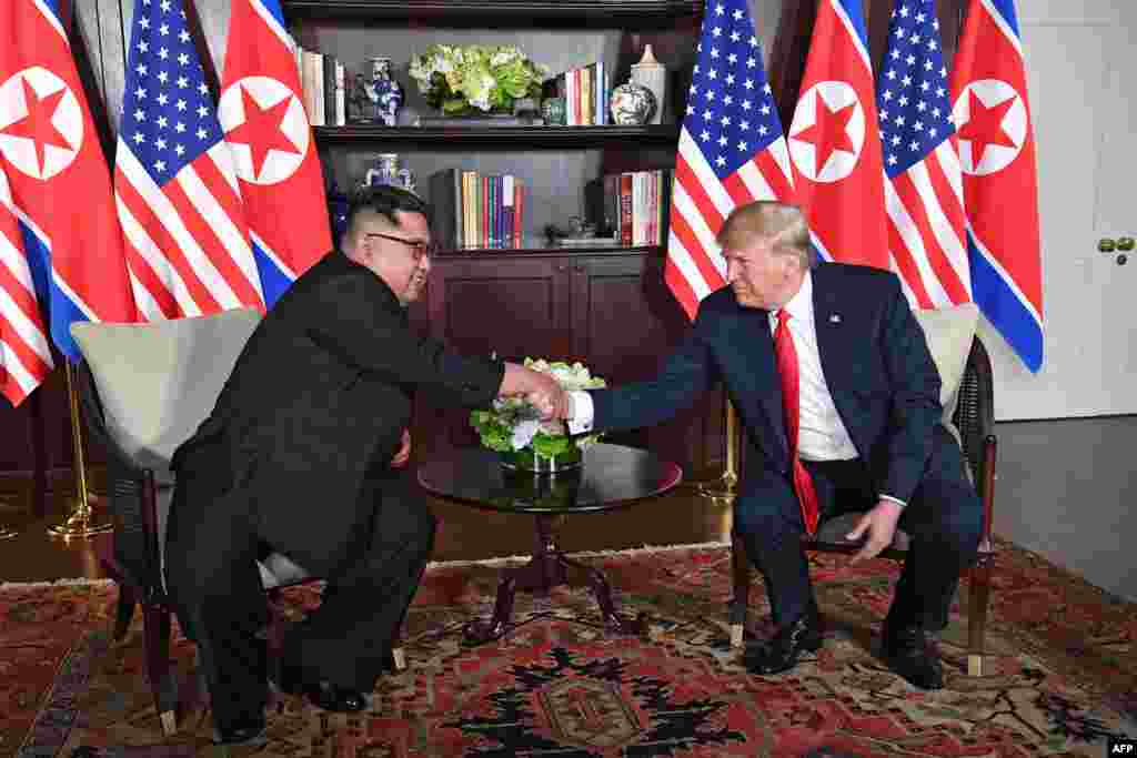 لحظه تاریخی دیدار دو رهبر آمریکا و کره شمالی برای نخستین بار. دو کشور چند ماه پیش تا آستانه یک جنگ هسته&zwnj;ای پیش رفتند اما اکنون مذاکره را برگزیدند.