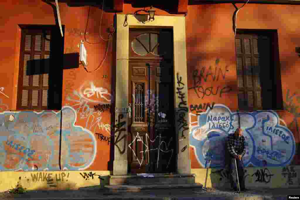 چار سال قبل یونان میں قرضوں کے بحران کے باعث لاکھوں لوگ اپنی نوکریوں سے ہاتھ دھو بیٹھے اور نہ صرف بے روزگاری بلکہ بے گھر افراد کی تعداد میں بھی قابل ذکر اضافہ ہوا۔