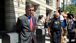 El exasesor de seguridad nacional de Donald Trump, Michael Flynn, saliendo de una corte en Washington, el 10 de julio del 2018. 