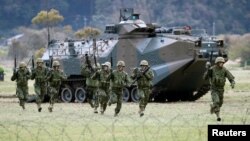 日本陸上自衛隊快速反應部隊成在佐世保市的一個陸上自衛隊訓練營地進行訓練。（2018年10月2日）