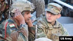 Seorang prajurit dari Brigade Gunung ke-99 tentara India mencoba Helm Tempur Tingkat Lanjut pada 24 September 2018, di Stasiun Militer Chaubattia, India, sebagai ilustrasi. (Foto: Courtesy: AD AS/Sersan Jeff Hibbard)