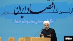 سخرانی حسن روحانی در نخستین کنفرانس اقتصاد ایران در سالن اجلاس سران، تهران - ۱۴ دی ۱۳۹۳
