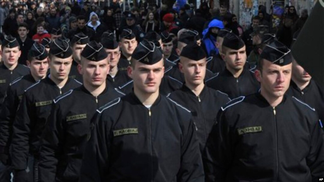 Pasukan Keamanan Kosovo berbaris dalam parade militer di ibukota Pristina untuk memperingati ulang tahun kelima negara yang menyatakan kemerdekaanya dari Serbia (foto, 17/2/2013). 