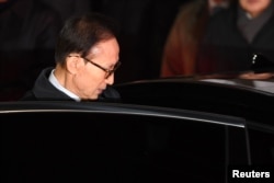 뇌물수수 혐의로 구속영장이 발부된 이명박 전 한국 대통령이 23일 자택에서 동부구치소로 가기 위해 차에 오르고 있다.