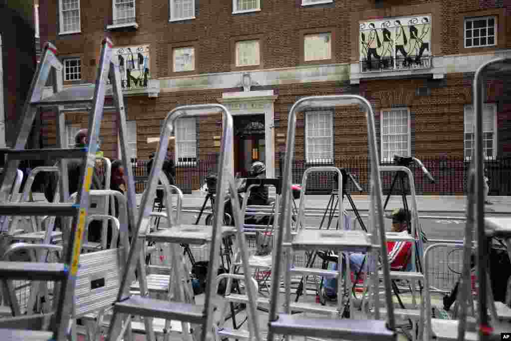 Những chiếc thang chồng chất khi các nhà báo chuẩn bị tại lối vào Lindo Wing tại Bệnh Viện. St.Mary ở London. Báo chí chuẩn bị một sự kiện quan trọng của&nbsp; Hoàng Gia Anh khi Nữ Công Tước Cambridge dự trù sinh con vào giữa tháng Bảy.