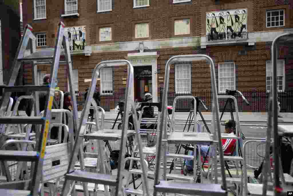 Berbagai tangga menumpuk di pintu masuk ke Rumah Sakit St Mary di London, sementara wartawan mempersiapkan untuk meliput Duchess of Cambridge atau Kate Middleton yang direncanakan akan melahirkan di rumah sakit ini pertengahan Juli. 